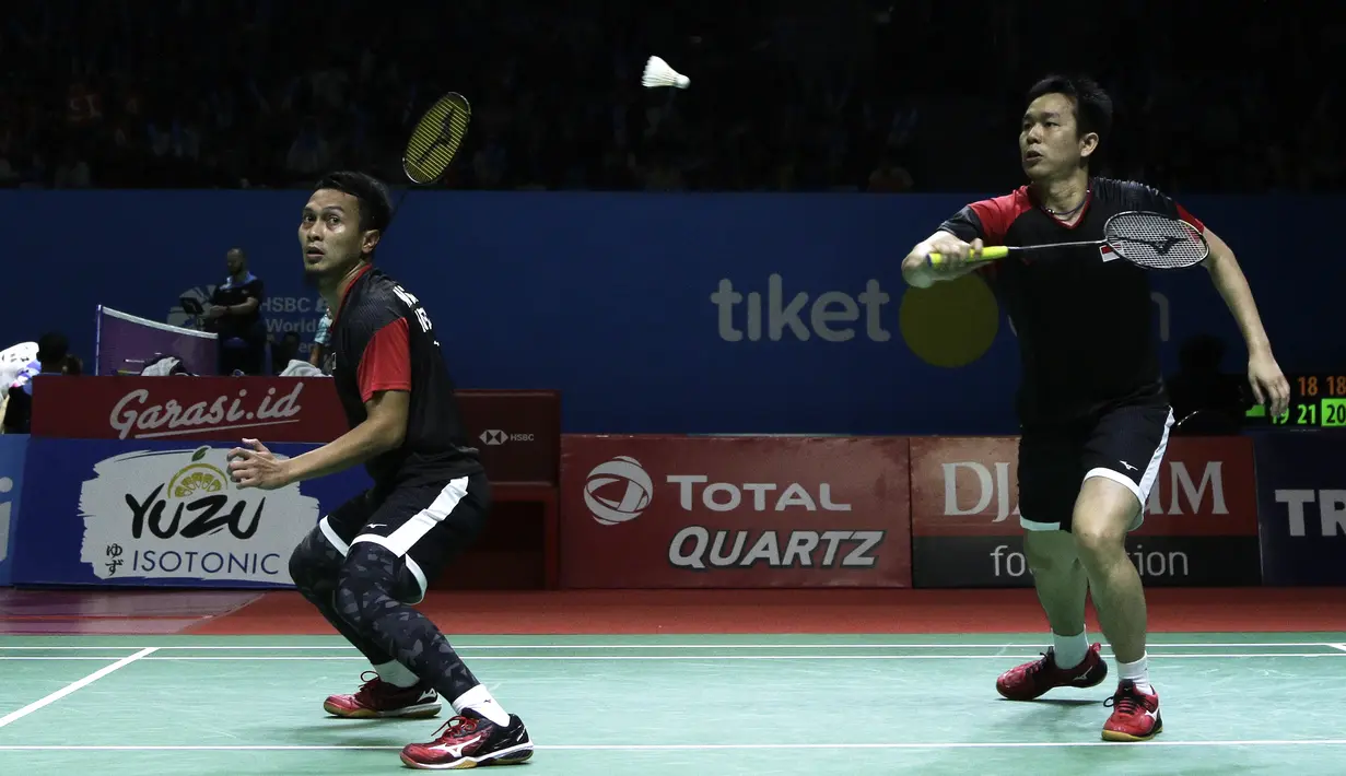 Ganda putra Indonesia, Mohammad Ahsan/Hendra Setiawan, saat melawan ganda Inggris, Marcus Ellis/Chris Langridge, pada Indonesia Open 2019 di Istora Senayan, Jakarta, Rabu (17/7). Ahsan/Hendra menang 28-26, 21-17. (Bola.com/Yoppy Renato)