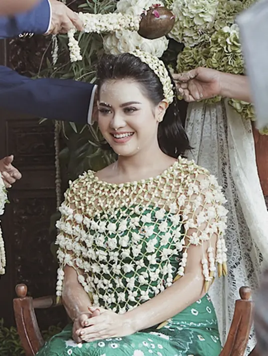 Tak hanya itu, Mytha pun menggelar prosesi siraman. Hal ini merupakan salah satu rangkaian adat Jawa dalam pernikahan. Mytha Lestari dan Barry Maheswara, kini resmi menjadi suami-istri. Selamat berbahagia, Mytha dan Barry! (Instagram/mythalestari)