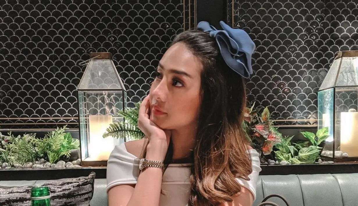 Dengan rambutnya yang coklat serta jepit rambut pita, penampilan selebgram berusia 25 tahun tersebut bak boneka. Tak sedikit penggemar yang memujinya kala tampil feminin. (Liputan6.com/IG/@anyageraldine)
