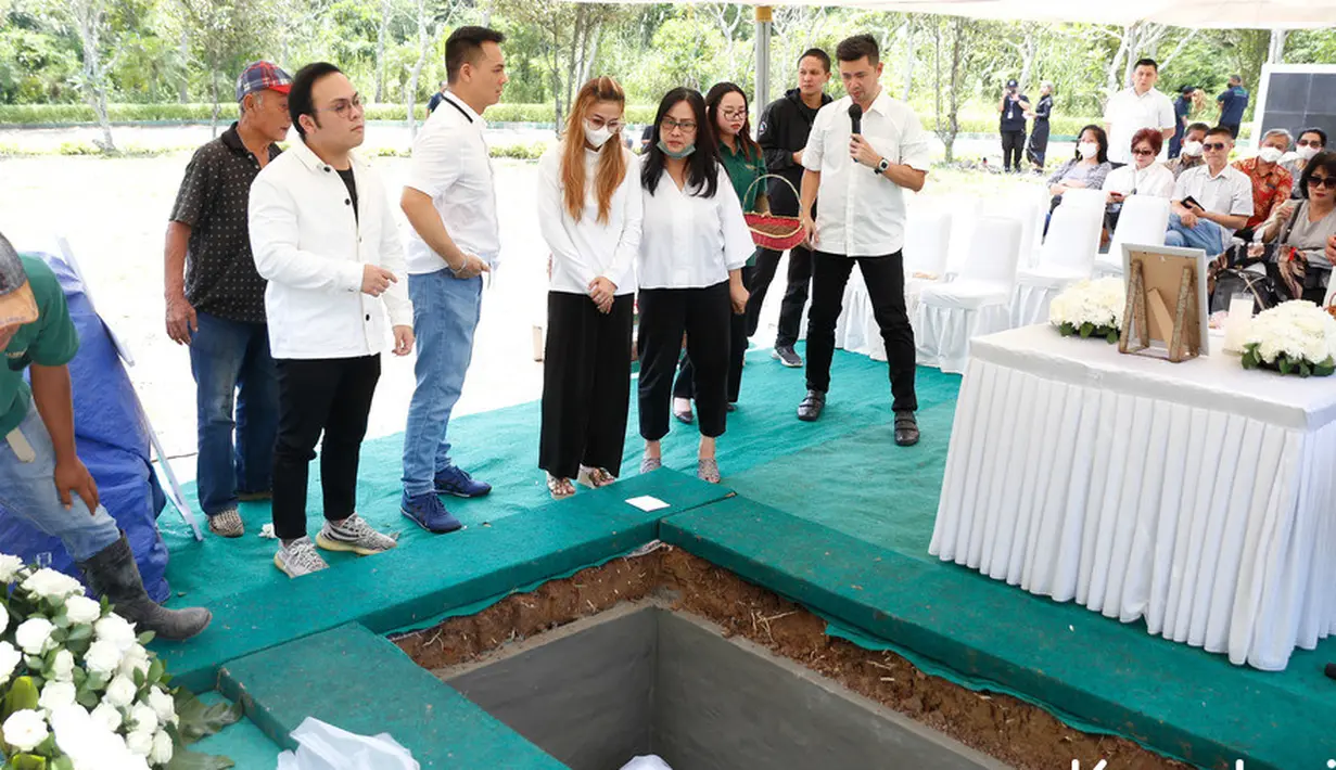 Tidak hanya pihak keluarga yang mengenakan putih, tapi juga tenda, meja bunga juga dominasi warna putih. [Foto: KapanLagi.com/Bayu Herdianto]