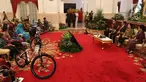 Presiden Joko Widodo bersilaturahmi dengan peserta Jaminan Kesehatan Nasional (JKN) dan perwakilan pemegang Kartu Indonesia Sehat (KIS) di Istana Negara, Jakarta (23/5). (Liputan6.com/Angga Yuniar)