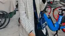 Selebgram dengan followers 178 ribu ini memiliki gaya penampilan yang kece. Outfit serba putih dipilihnya saat menikmati es krim di jalanan Milan. Foto Bella menikmati es krim ini banjir like dan komentar dari netizen yang terpesona dengan kecantikannya. (Liputan6.com/IG/@bellattamimi)