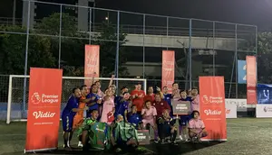 Legenda Manchester United (MU) Peter Schmeichel turut memeriahkan acara fun football bersama selebritas Tanah Air di Panciran Soccer Field, Jakarta Selatan, Minggu (6/8/2023). Acara ini diselenggarakan oleh Vidio selalu official broadcaster Premier League di Indonesia jelang menyambut bergulirnya kompetisi Liga Inggris musim 2023/2024. (Liputan6.com/Melinda Indrasari)