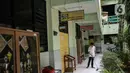 Petugas menyapu lantai di depan kelas SD Negeri Kota Bambu 03/04, Jakarta, Sabtu (21/11/2020). Pemerintah pusat memberikan kewenangan pemerintah daerah membuka sekolah dan melakukan pembelajaran tatap muka pada semester genap tahun ajaran 2020/2021. (Liputan6.com/Faizal Fanani)