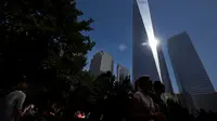 Sejumlah wisatawan mengunjungi Ground Zero, tempat untuk memberikan penghormatan kepada korban Tragedi 9/11 jelang peringatan 15 tahun tragedi runtuhnya Gedung WTC 11 September 2001 di New York, Amerika Serikat, Sabtu (10/9). (REUTERS/Mark Kauzlarich)