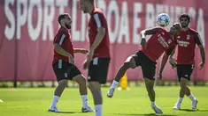 Gelandang Benfica #20 Joao Mario dan gelandang Benfica #10 Orkun Kokcu menghadiri sesi latihan menjelang matchday 1 Grup D Liga Champions 2023/2024, di Benfica Campus, Lisbon, Selasa (19/9/2023). (Patricia DE MELO MOREIRA / AFP)