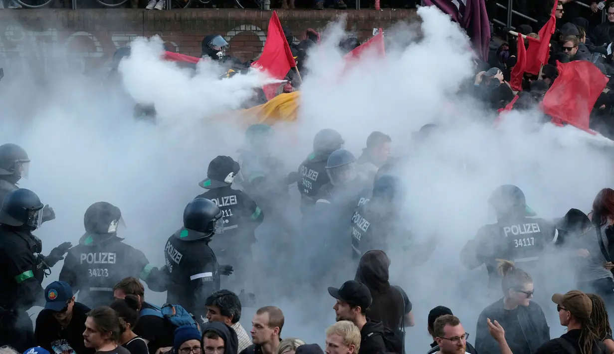 Polisi antihuru-hara Jerman bentrok dengan pengunjuk rasa yang menentang penyelenggaraan KTT G20 di Hamburg, Kamis (6/7). Sejumlah pemimpin dunia berkumpul dalam KTT G20 di Hamburg pada 7-8 Juli 2017. (Sebastian Willnow/dpa via AP)