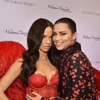 Victoria’s Secret Angel, Adriana Lima, bertemu dengan sang kembaran yang tidak lain adalah patung lilinnya sendiri. Patung lilin Madame Tussauds tersebut diluncurkan pada 30 November 2015 di New York City, Amerika Serikat. (AFP/Bintang.com)