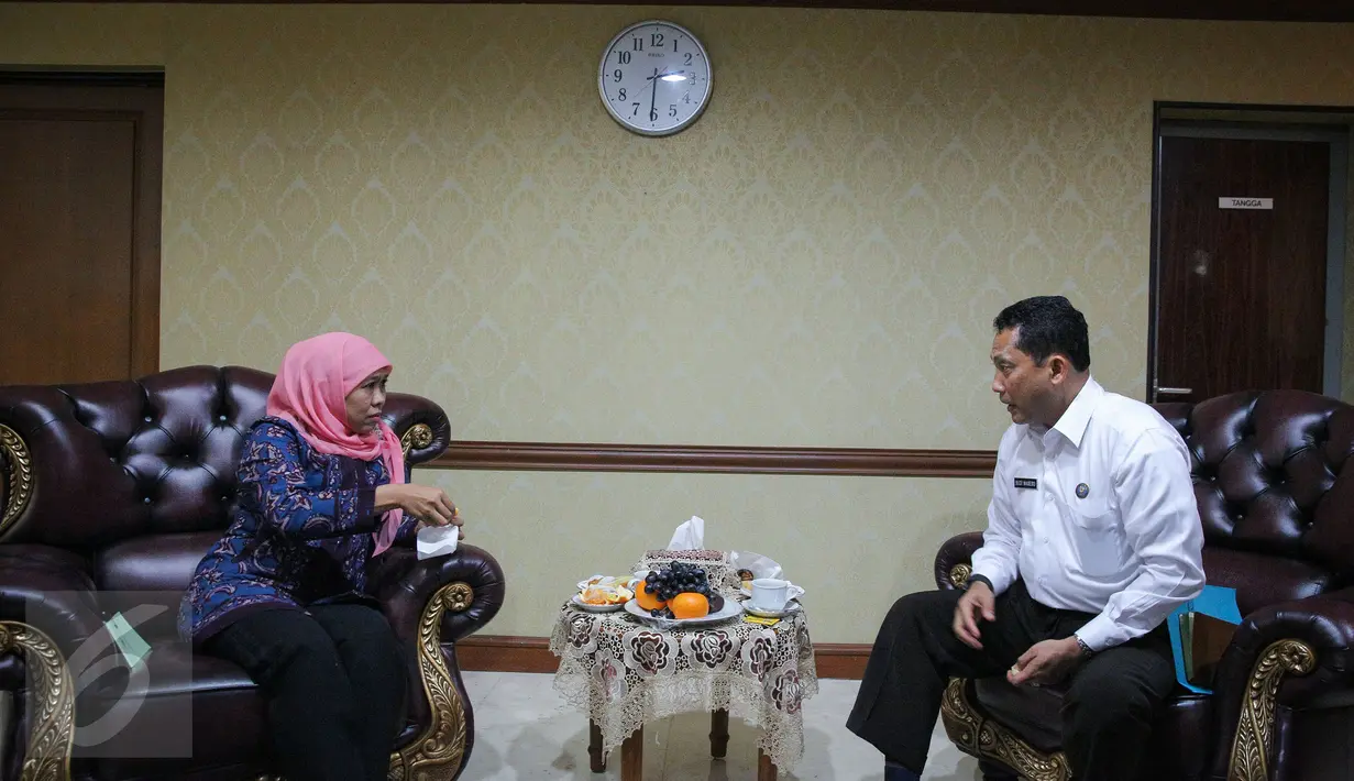 Mensos Khofifah Indar Parawansa berdiskusi dengan Kepala BNN Komjen Budi Waseso di Gedung Kemensos, Jakarta, Senin (19/10). Pertemuan itu membahas langkah strategis guna mengefektifkan pemberantasan narkoba di Indonesia. (Liputan6.com/Faizal Fanani)