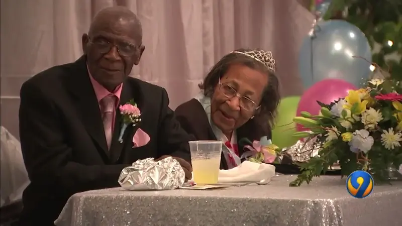 Rayakan 82 Tahun Pernikahan