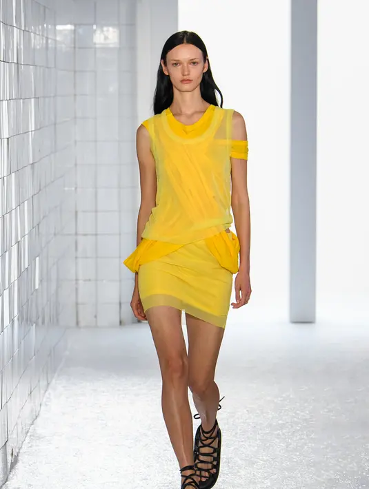 Tema koleksi yang diangkat Onitsuka Tiger kali ini adalah 'Personal Layered.' Menunjuk pada kombinasi aksen tumpuk, mulai dari bentuk yang asimetris, cutouts, dan penggunaan ujung sebagai ekplorasi tak terbatas pada gaya personal yang memungkinkan. [Foto: Document/Onitsuka Tiger]