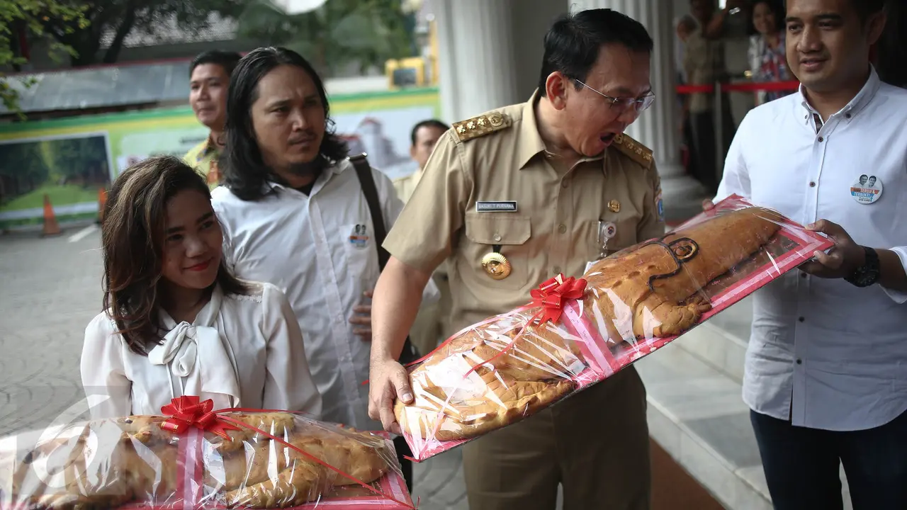 20160829-Ahok dan Djarot Dapat Roti Buaya Dari Relawan-Jakarta