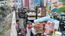 Warga mengangkut barang saat mulai menghuni di Kampung Gembira Gembrong, Cipinang Besar Utara, Jakarta Timur, Minggu (9/10/2022). Pasca diresmikan oleh Gubernur DKI Jakarta pada Jumat (7/10) kemarin, warga korban kebakaran yang sebelumnya mengungsi di Rusun Cipinamg Besar Utara kini mulai kembali menghuni Kampung Gembira Gembrong. (merdeka.com/Iqbal S. Nugroho)