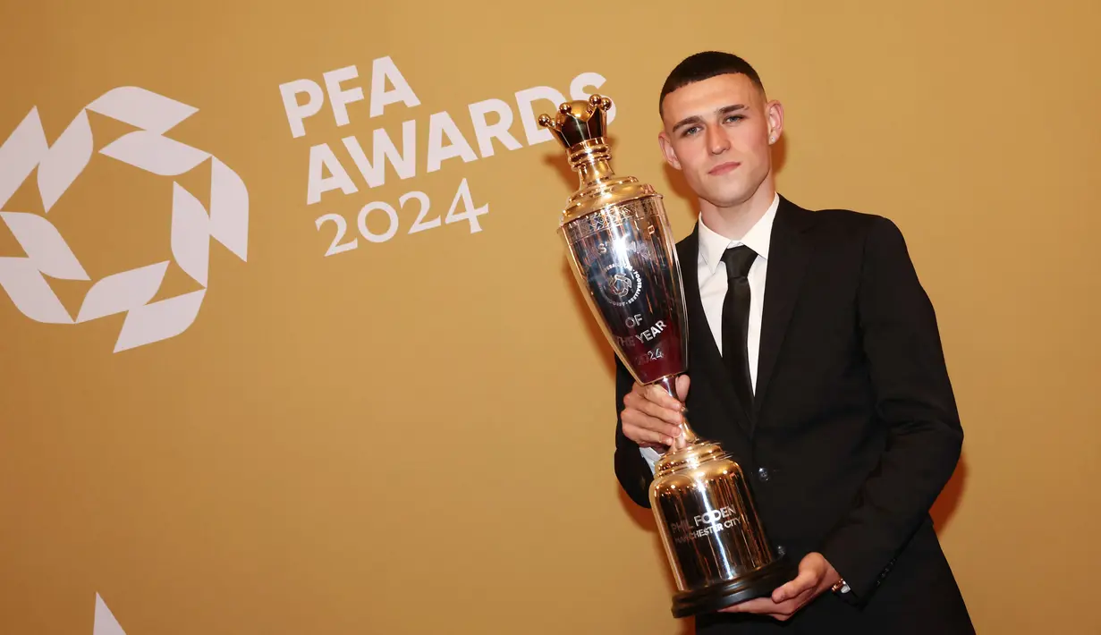 Phil Foden sukses menyabet penghargaan pemain terbaik versi Asosiasi Pesepakbola Profesional (PFA) untuk musim 2023/2024. (AFP/Darren Staples)