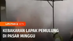 Komplek lapak pemulung di kawasan Pasar Minggu, Jakarta Selatan, Sabtu siang, ludes terbakar. Diduga kebakaran dipicu hubungan pendek arus listrik pada bangunan lapak.