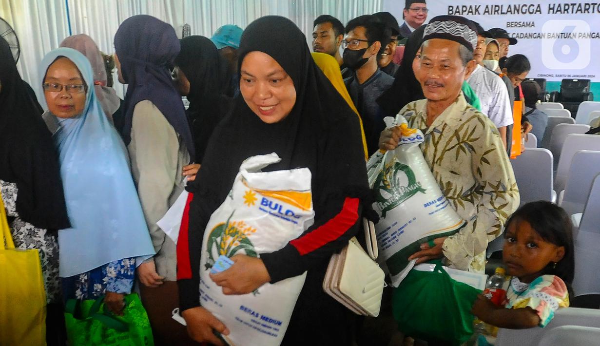 Selain BLT, pemerintah juga memberikan bantuan sembako berupa beras sebanyak 10 kg per orang, yang disalurkan kepada total 21,8 juta penerima. Di antaranya, BLT beras dibagikan ke 2.200 Keluarga Penerima Manfaat (KPM) di Pabuaran, Cibinong, Bogor. Namun, khusus untuk hari ini ada 100 orang KPM. (merdeka.com/Arie Basuki)