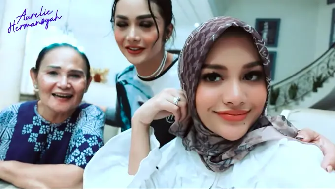 Krisdayanti bersama dengan ibundanya, serta Aurel Hermansyah.