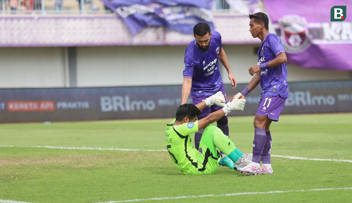 <p>Dua pemain Persita Tangerang, Javlon Guseynov (kiri) dan Muhammad Toha membantu berdiri kiper Kurniawan Kartika Ajie setelah gawangnya dibobol pemain Persebaya Surabaya, Paulo Henrique pada laga pekan ke-25 BRI Liga 1 2023/2024 di Stadion Indomilk Arena, Tangerang, Jumat (23/2/2024). (Bola.com/M Iqbal Ichsan)</p>