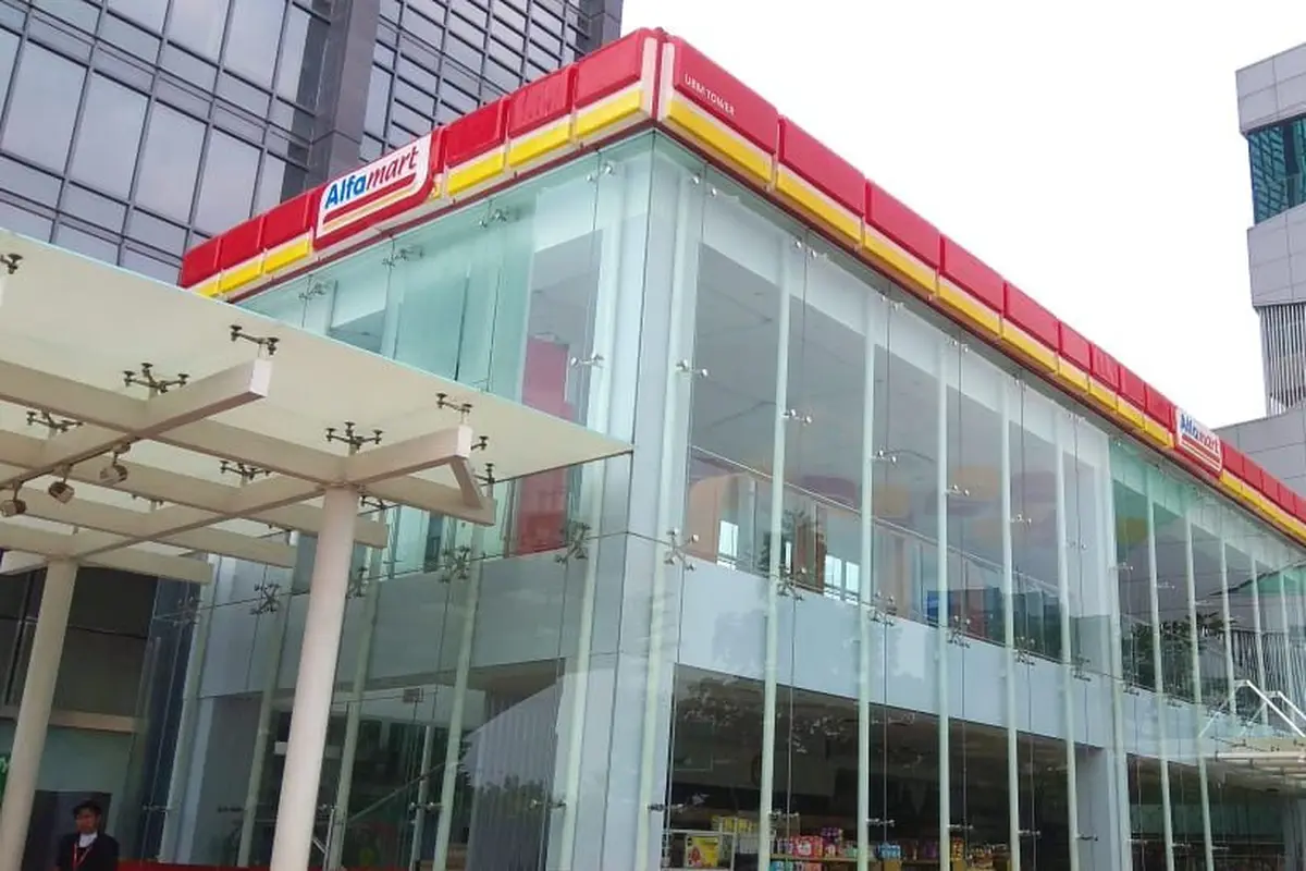 Pertamina menggandeng Alfamart mengembangkan bisnis Bright Store di SPBU di luar pulau Jawa.