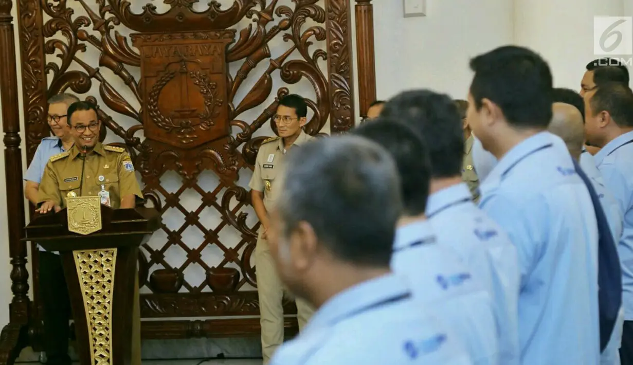 Gubernur DKI Jakarta Anies Baswedan memberi sambutan di depan pegawai Transjakarta di Balai Kota DKI Jakarta, Selasa (20/3). Pencapaian paling tinggi Transjakarta mencapai 522 ribu penumpang per hari. (Liputan6.com/Pool/Dadang WS)