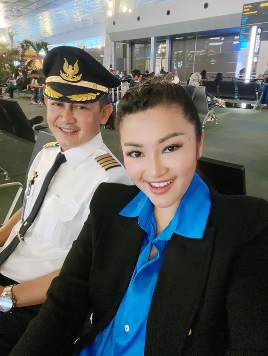 "Kini Saatnya Kami Pamit untuk Meneruskan Cita2 Lama Kami," tutup Fitri. Dalam unggahan berikutnya, setelah keluar dari Garuda Indonesia, Hendra akan melanjutkan cita-cita yang telah diucapkan pada 18 tahun lalu. [Instagram/fitricarlina]