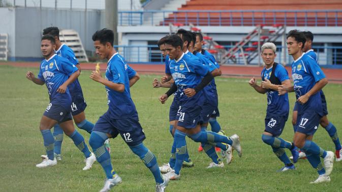 Latihan perdana Persib Bandung di Stadion Arcamanik, Jumat (10/1/2020) diikuti 19 pemain. (Liputan6.com/Huyogo Simbolon)