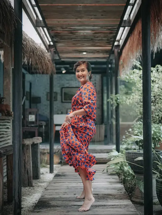 Meski tak lagi muda, pesona Widi Mulia tetap terpancar dari wajahnya yang tidak terlihat menua. Di usianya yang telah memasuki kepala empat, pelantun tembang ‘Wahai Kau Tuan’ ini tetap cantik dan awet muda. Senyumnya lebar dengan makeup natural. (Liputan6.com/IG/@widimulia)