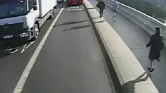 Gambar yang diambil dari video kamera pengawas yang dirilis Polisi Metropolitan London pada 8 Agustus 2017 menunjukkan pria berlari ke arah seorang wanita di Jembatan Putney, London. Insiden tersebut terjadi 5 Mei 2017. (Polisi Metropolitan via AP)