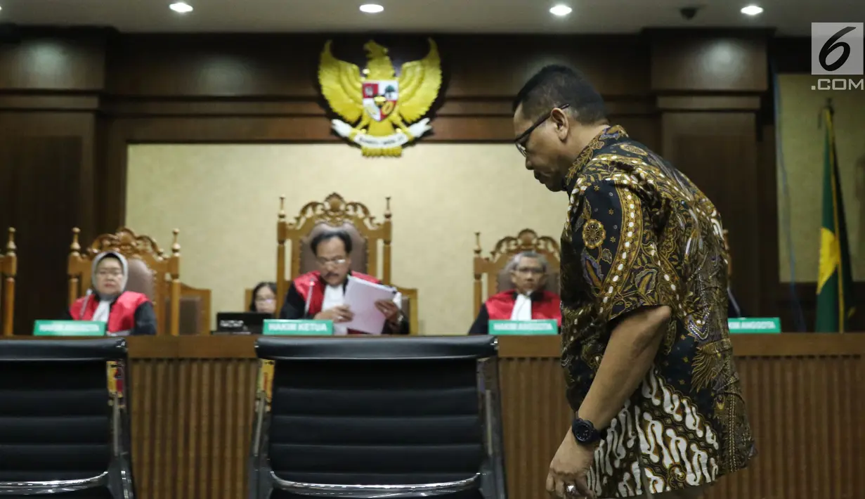 Terdakwa suap pengadaan dan pelaksanaan pembangunan kampus IPDN Sumbar KabAgam2011, Dudy Jocom saat sidang putusan di Pengadilan Tipikor Jakarta, Rabu (14/11). Dudy dinyatakan bersalah dan divonis empat tahun penjara. (Liputan6.com/Helmi Fithriansyah)