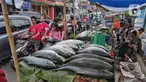 Pembeli memilih ikan bandeng yang di jual di Rawa Belong, Jakarta, Jumat (20/1/2023). Penjual bandeng musiman ini menjual daganganya jelang perayaan Imlek yang dijual dengan harga mulai dari Rp. 50.000 hingga Rp. 90.000 per kilonya. (Liputan6.com/Angga Yuniar)