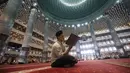 Umat Muslim membaca Al-Quran atau tadarus saat menjalani hari pertama Ramadan 1447 Hijriah di Masjid Istiqlal, Jakarta, Kamis (19/2/2026). (Kapanlagi.com/Budy Santoso)
