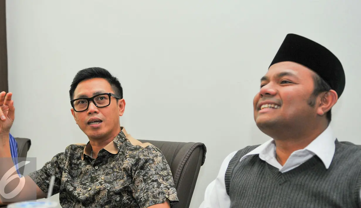 Politikus PAN, Eko Patrio berbincang dengan Bacagub DKI Jakarta, Muhhamad Idrus di Graha Komando, Kalimalang, Jakarta, Selasa (19/4). Kunjungan Idrus bagian dari silahturahmi dan berdiskusi mengenai kondisi Jakarta saat ini. (Liputan6.com/Yoppy Renato)