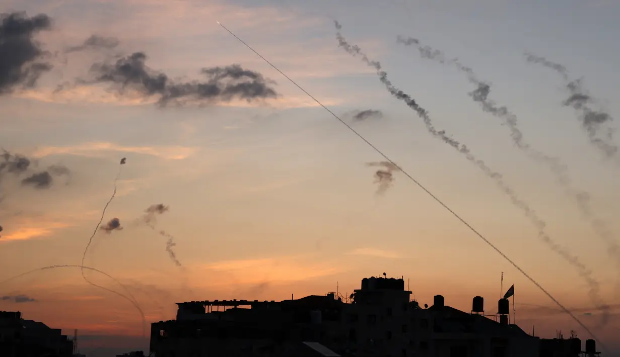Lusinan roket ditembakkan dari Jalur Gaza yang diblokade ke arah Israel pada 7 Oktober 2023, kata seorang jurnalis AFP di wilayah Palestina, ketika sirene peringatan datangnya tembakan meraung-raung di Israel. (MOHAMMED ABED / AFP)