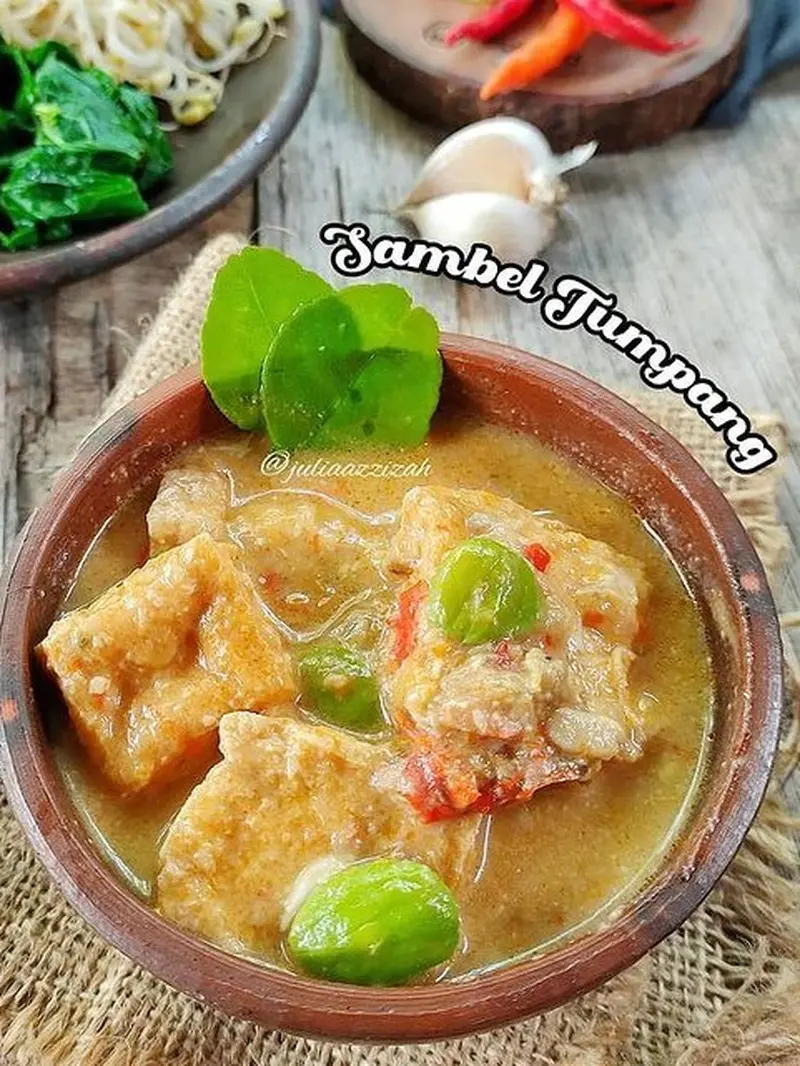 Semangkuk sambal tumpang dengan pete