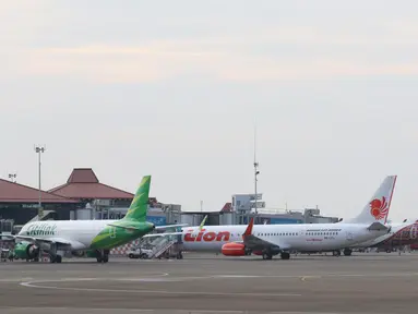 Sejumlah pesawat maskapai penerbangan terparkir di Bandara Soekarno Hatta, Tangerang, Senin (6/7/2020). PT Angkasa Pura II (Persero) akan mengkordinasikan permintaan maskapai untuk slot penerbangan, rute penerbangan dan frekuensi penerbangan di dalam satu rute. (Liputan6.com/Angga Yuniar)
