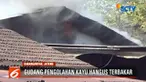 Tidak ada korban jiwa, namun ratusan kayu dan peralatan yang hangus terbakar menyebabkan pemilik gudang merugi hingga ratusan juta rupiah.