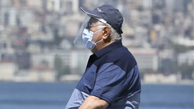 FOTO: Turki Longgarkan Lockdown, Para Lansia Diizinkan Keluar Rumah