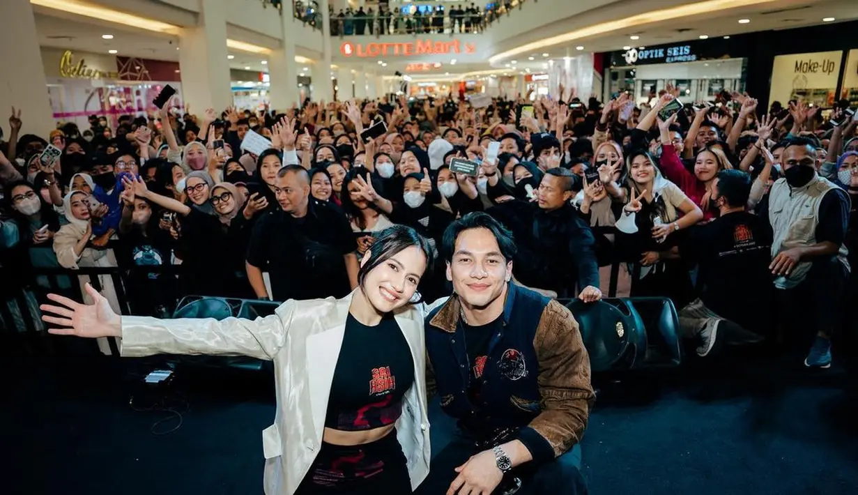 Jefri Nichol dan Pevita Pearce saat promo Sri Asih di Bandung pada akhir September 2022. (Foto: Instagram/pevpearce)