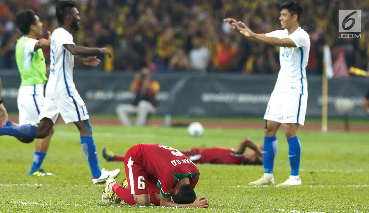 Pemain  Timnas U-22, Evan Dimas sujud setelah pertandingan Sepak Bola Indonesia melawan Malaysia di Stadion Shah Alam, Selangor, Sabtu (26/08). Indonesia kalah 0-1 dari tuan rumah Malaysia di Sea Games 2017. (Liputan6.com/Faizal Fanani)