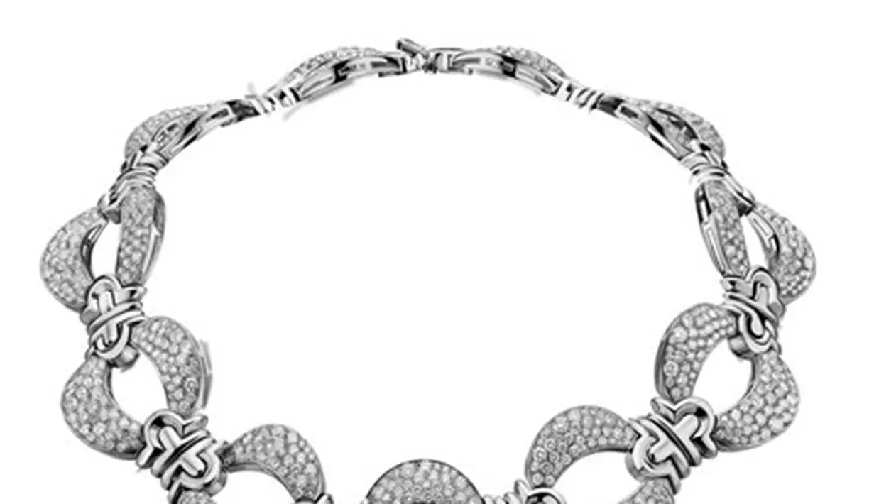 Kalung High Jewelry Parentesi dari emas putih dengan berlian pavé. [BVLGARI]