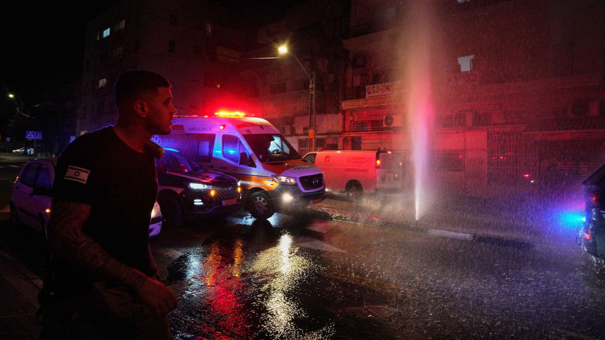 Konflik memasuki bulan kedua — UEA dan Kuwait aktif merespons gelombang baru serangan rudal dan drone dari Iran. Sistem pertahanan UEA mencatat intersepsi 398 rudal balistik dan 1.872 drone sejak konflik dimulai.