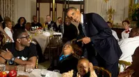 "Itu bisa terjadi saat kau tertidur di depan presiden..." demikian kicau Obama melalui akun Twitternya. 