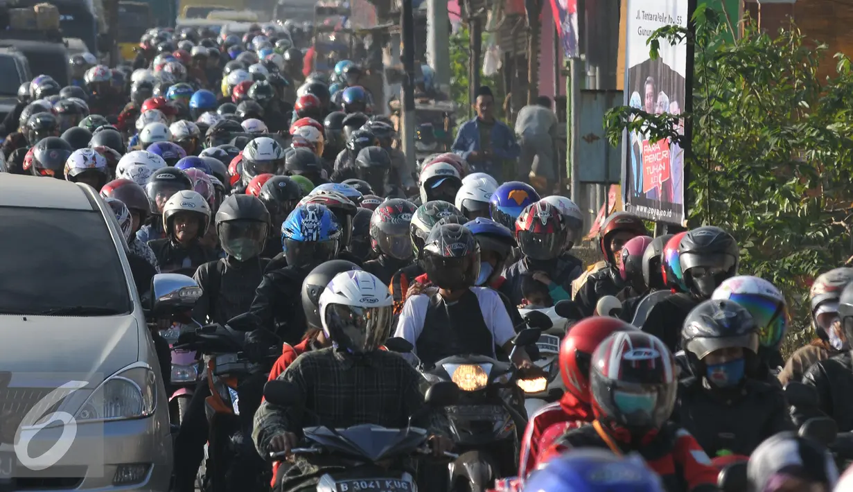 Pemudik motor tampak mulai memadati jalur pantura tepatnya Pantura dari Indramayu menuju Cirebon, Jawa Barat, Rabu (15/7/2015). Meski padat, kendaraan masih bergerak dengan kecepatan 30-40 km per jam. (Liputan6.com/Herman Zakharia)