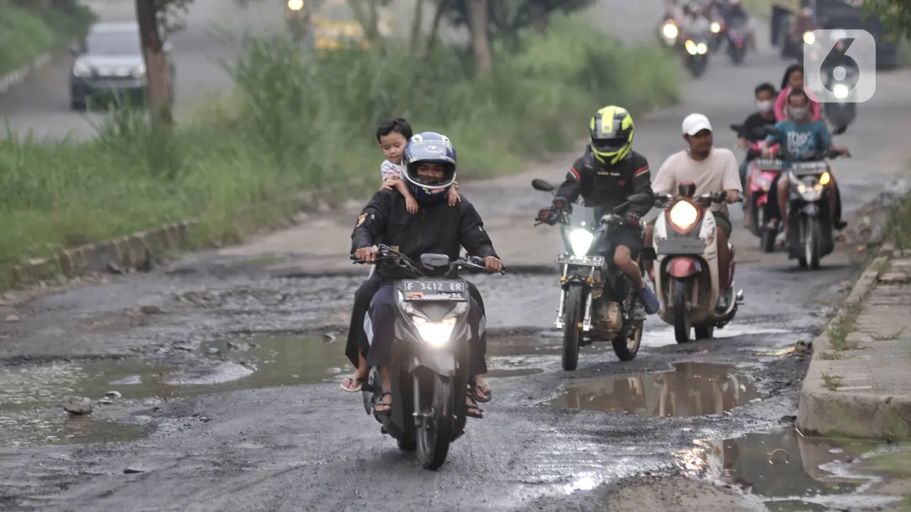 Jalan Pemda Cibinong yang Rusak