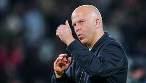 Pelatih Liverpool, Arne Slot, tampak santai setelah skuad asuhannya kalah dengan skor 0-2 saat bertemu PSG pada leg pertama perempat final Liga Champions di Parc des Princes, Paris hari Kamis (09/04/2026) dini hari WIB. (AP Photo/Aurelien Morissard)