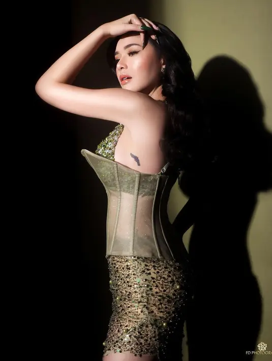 “Elegan, glamor, mahal” menjadi kata-kata pujian dari netizen untuk pemotretan Amanda Manopo kali ini.  Kalau menurutmu bagaimana, Sahabat Fimela? [Instagram/fdphotography90]