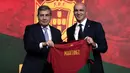 Pelatih asal Spanyol, Roberto Martinez resmi ditetapkan sebagai pelatih Timnas Portugal oleh Federasi Sepak Bola Portugal (FPF) pada Senin (9/1/2023) waktu setempat. Timnas Portugal sendiri sebelumnya telah menonaktifkan Fernando Santos dari kursi pelatih setelah kegagalan Portugal di ajang Piala Dunia 2022 lalu. Berikut daftar lima pelatih terakhir yang pernah membesut timnas berjuluk Seleccao ini. (AFP/Carlos Costa)