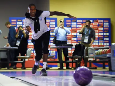 Bek Timnas Inggris, Ashley Young bermain bowling di pusat media Inggris di Repino, dekat St. Petersburg, Rusia, Senin (9/7). Inggris akan menghadapi Kroasia dalam semifinal Piala Dunia 2018. (PAUL ELLIS/AFP)