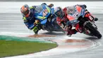 Pebalap Ducati, Andrea Dovizioso (depan) dan pebalap Suzuki, Alex Rins (kiri) dan saat melaju pada MotoGP Grand Prix Valencia di arena balapan Ricardo Tormo, Cheste, Minggu (18/11). Andrea menjuarai MotoGP Valencia. (Jose Jordan/AFP)