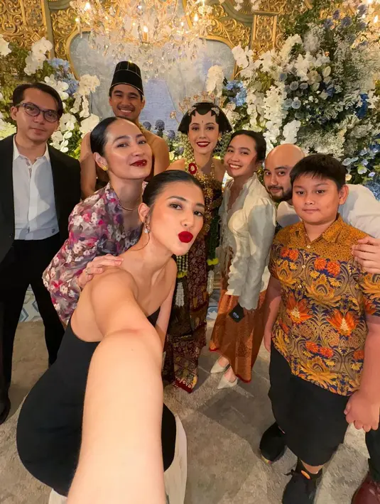 Niken Anjani tampil ayu kenakan kebaya kutubaru motif kembang warna merah maroon. [@fitaanggriani].